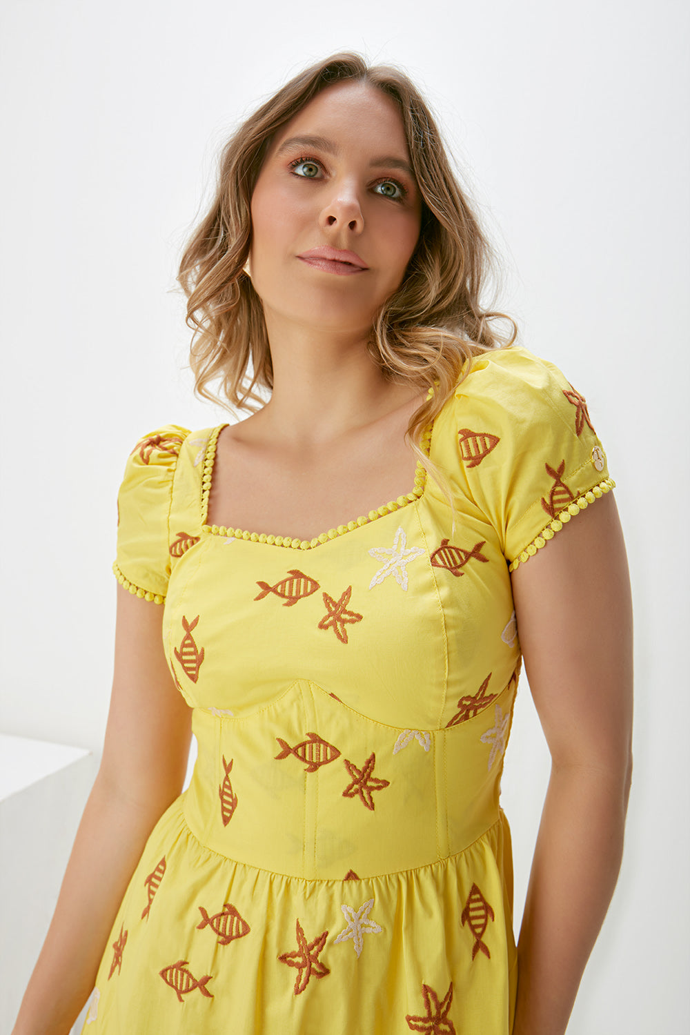 AMARELO
