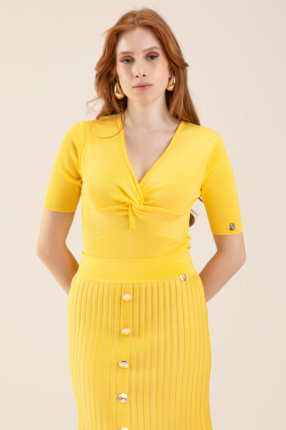 AMARELO