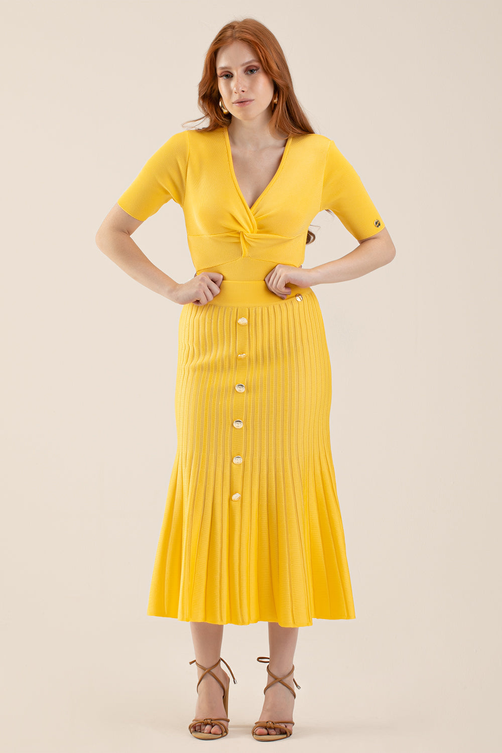 AMARELO