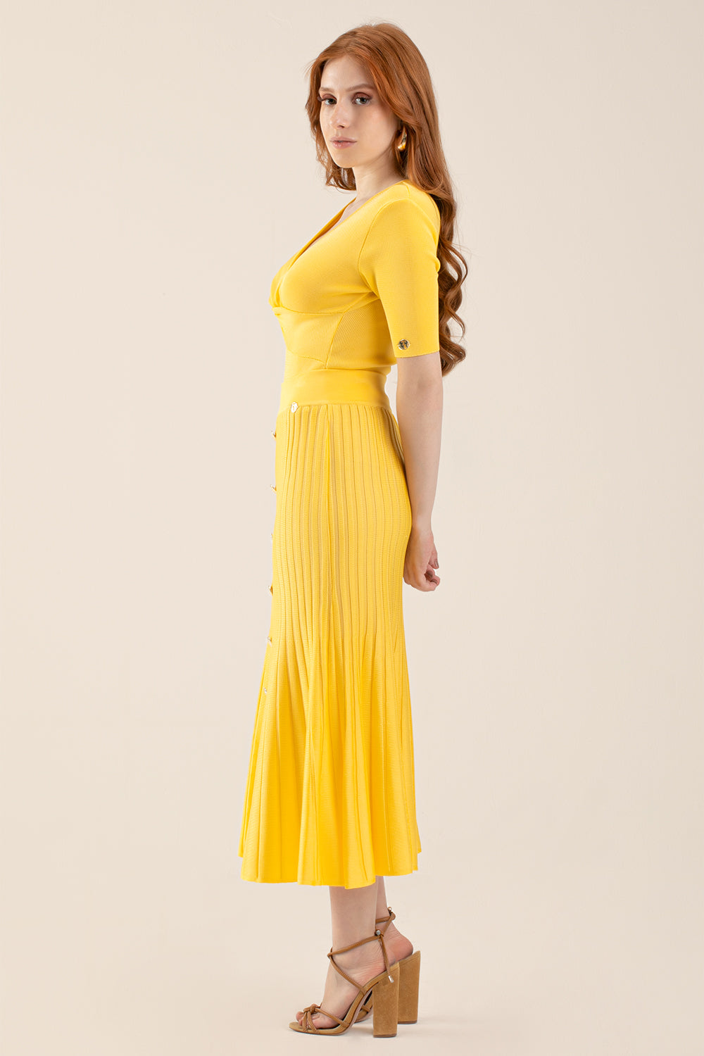 AMARELO