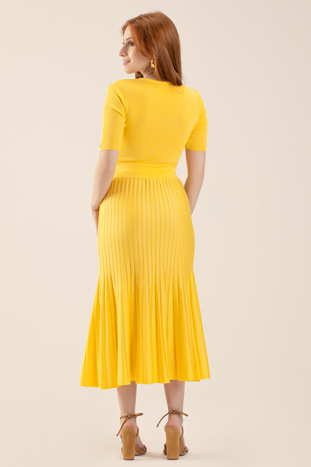 AMARELO