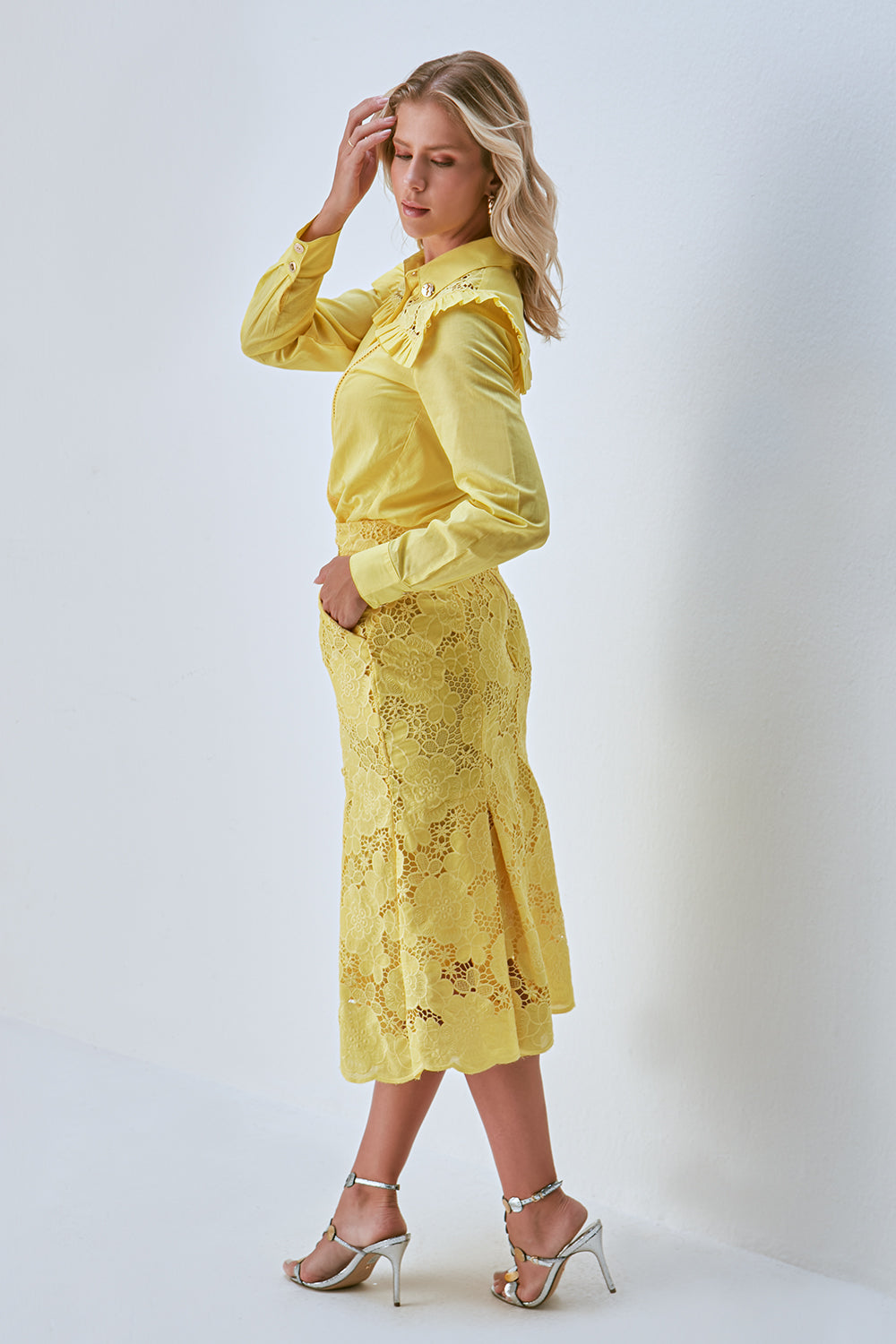 AMARELO