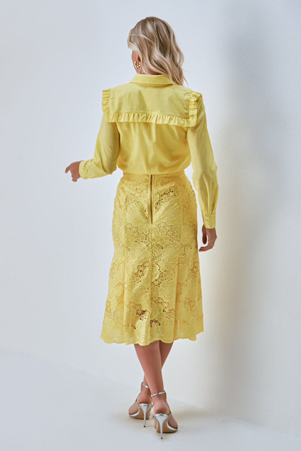 AMARELO