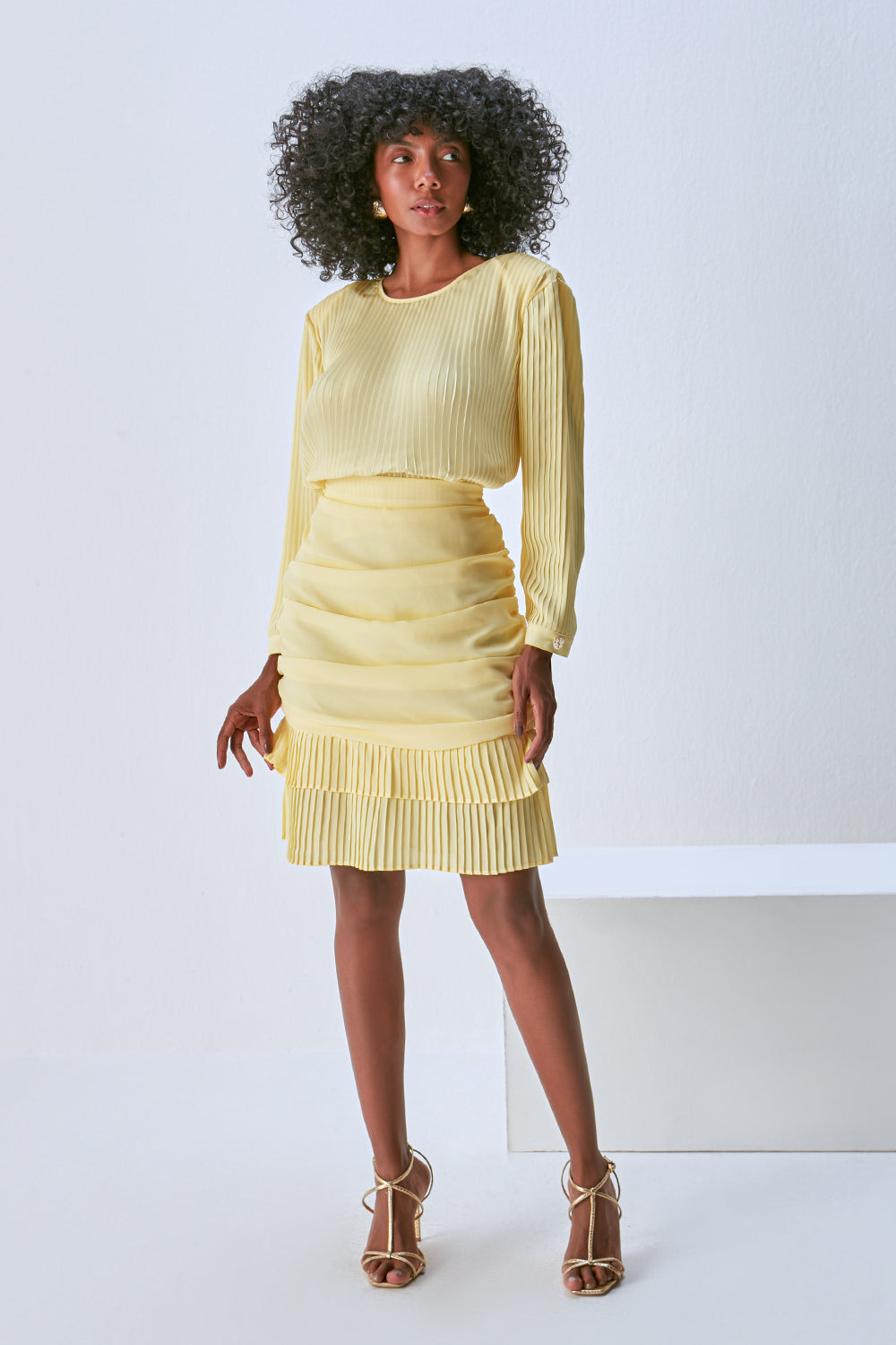 AMARELO