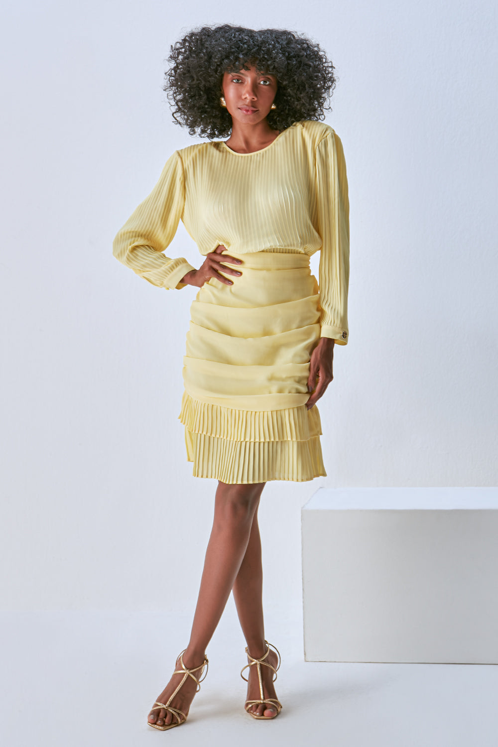 AMARELO
