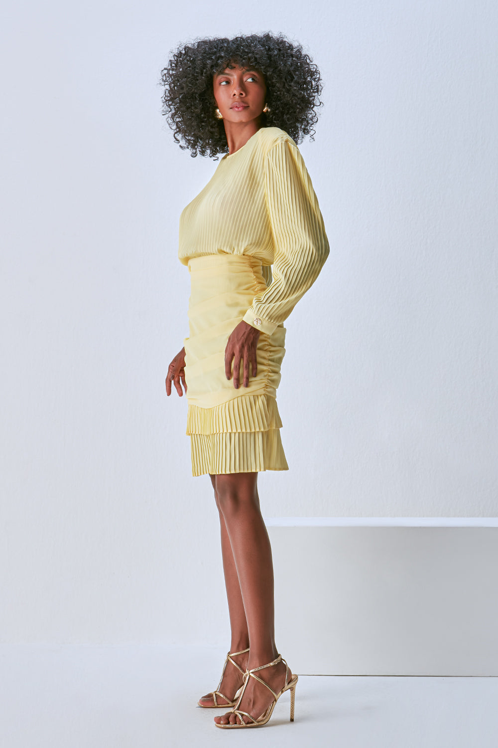 AMARELO