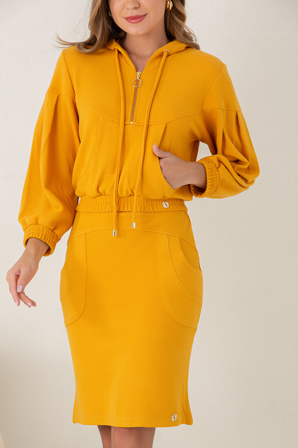AMARELO