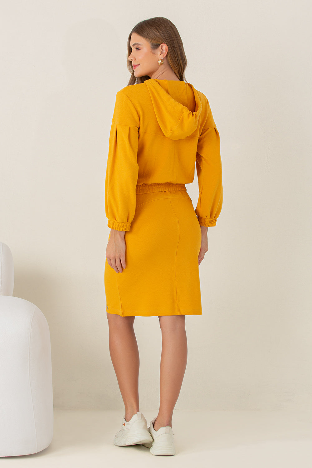 AMARELO