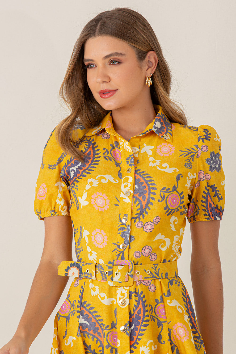 AMARELO