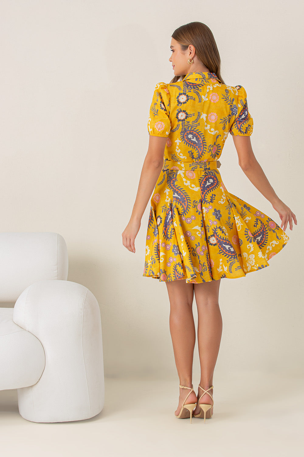 AMARELO